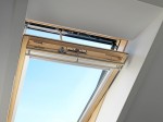 VELUX GGL tetőtéri ablak, lakkozott fa, 3-rétegű üveg 66x98 cm